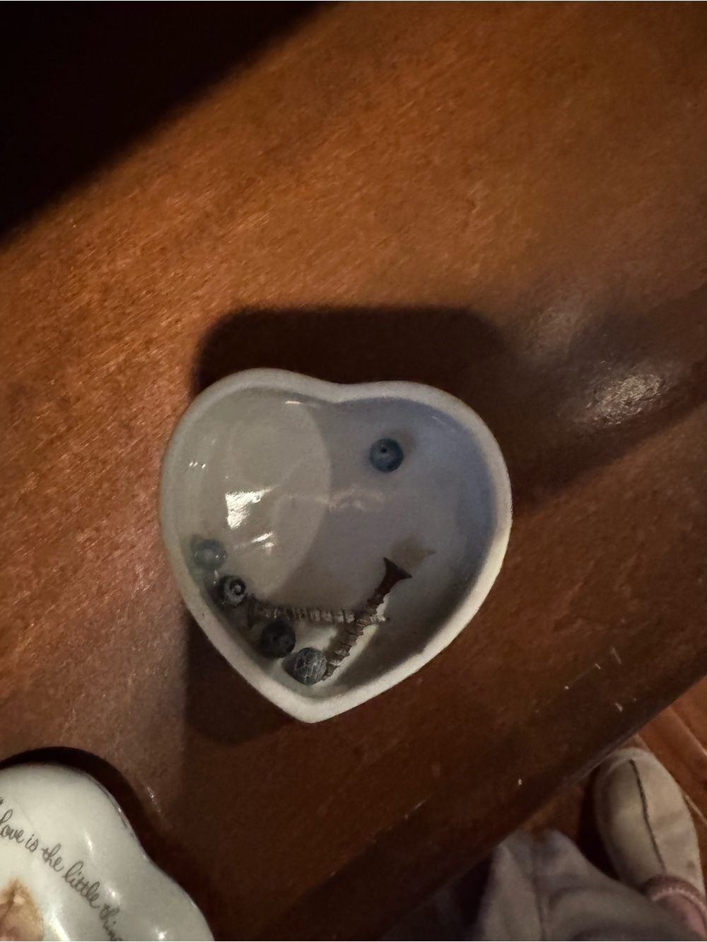 This is a vintage 1973 Holly Hobbie genuine porcelain heart-shaped trinket box. - Picture 3 of 4